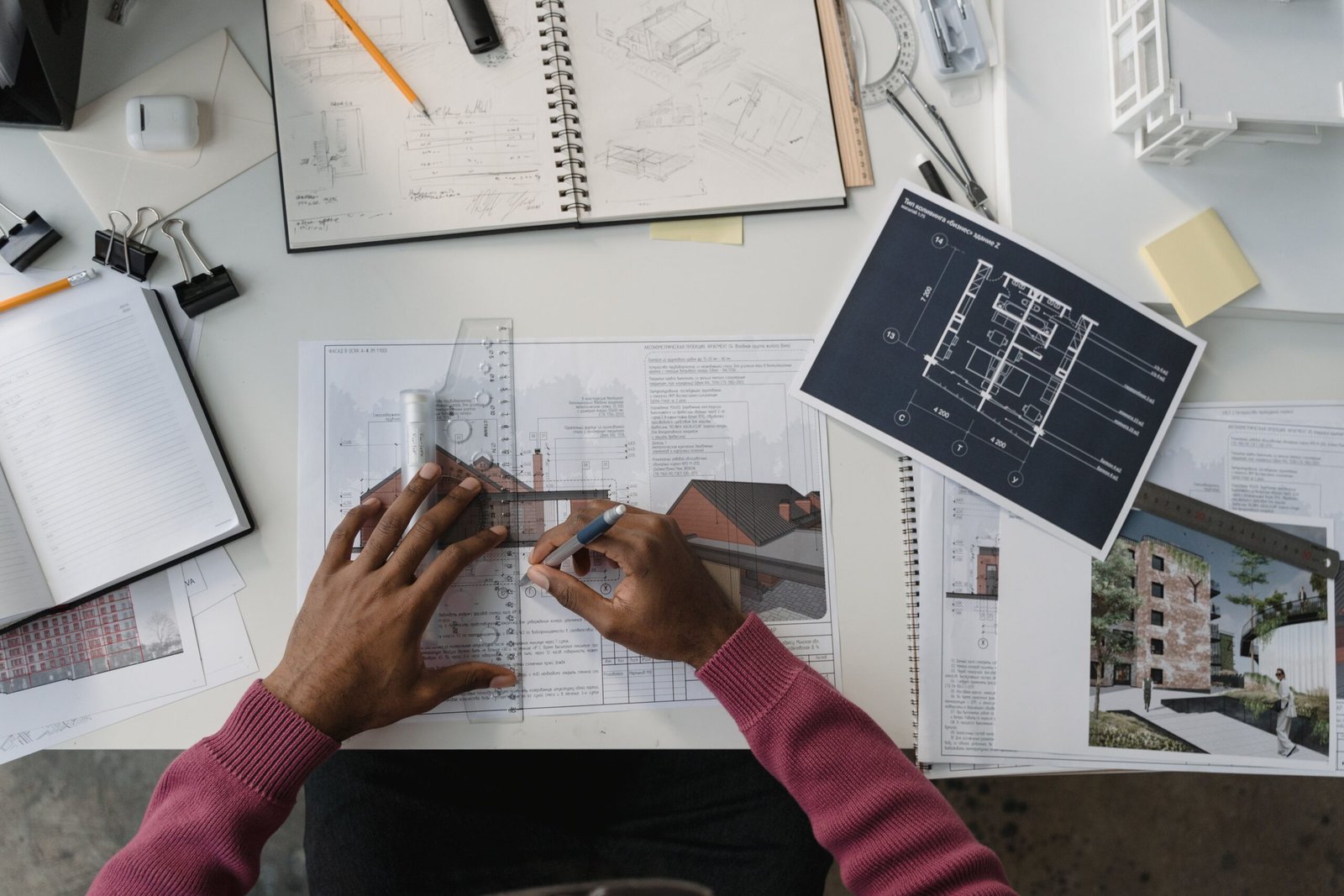 Planos de arquitecto y documentos de declaración responsable sobre una mesa
